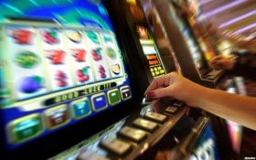 keluaran oregon Sic Bo dealer responding to player questions via live chat
